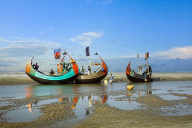 Bengal Körfezi Sahil Hattı Geleneksel Ay Tekneleri Inani Sahili 'nin kumsalında.