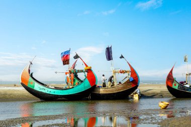 Geleneksel teknelerle Inani Sea Beach manzarası. Bengal Körfezi kıyısında ahşap balıkçı tekneleri.