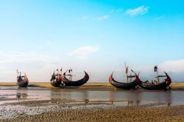 Geleneksel teknelerle Inani Sea Beach manzarası. Bengal Körfezi kıyısında ahşap balıkçı tekneleri.
