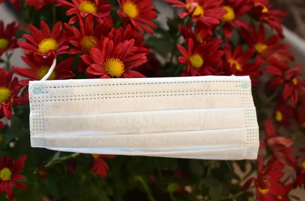Букет Красивых Цветов Белой Медицинской Маской Концепция Коронавируса — стоковое фото