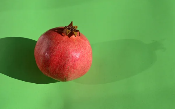 Roher Frischer Granatapfel Auf Dem Tisch Nahsicht — Stockfoto
