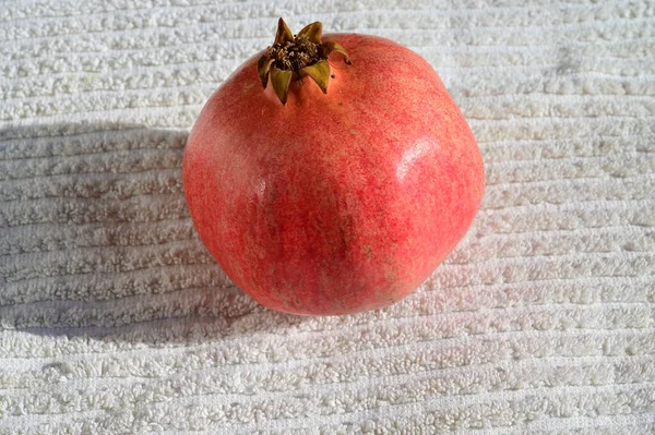 Roher Frischer Granatapfel Auf Dem Tisch Nahsicht — Stockfoto