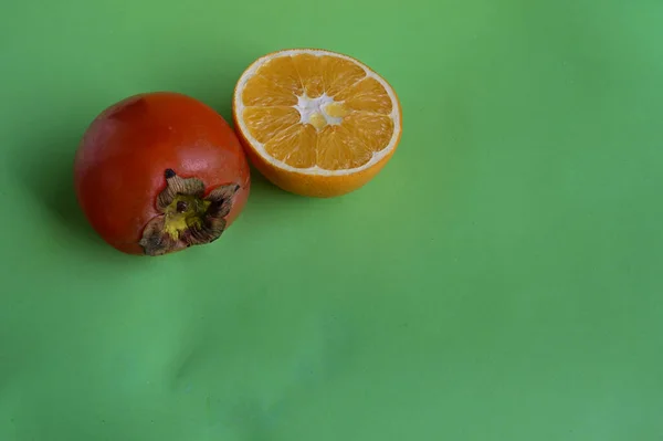Сладкая Зрелая Хурма Апельсином Столе Близкий Вид — стоковое фото