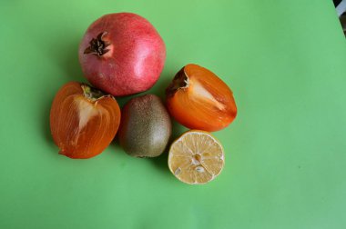 Masada taze çiğ meyve yığını, yakın görüş.  