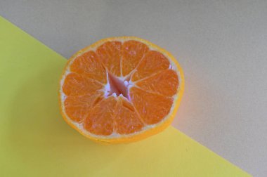 Bir dilim çiğ taze portakal, yakın görüş. 