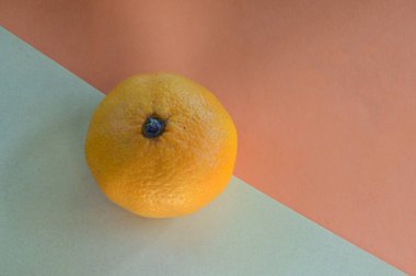 Masada çiğ taze portakal, yakın görüş. 