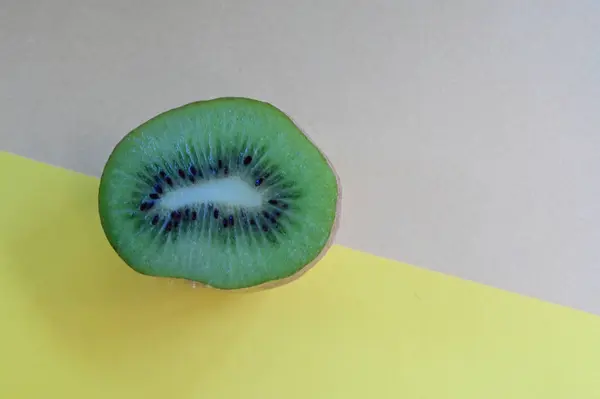 Scheibe Rohe Frische Kiwi Auf Dem Tisch Blick Schließen — Stockfoto
