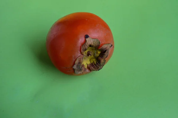甜甜的成熟的柿子放在桌上 — 图库照片