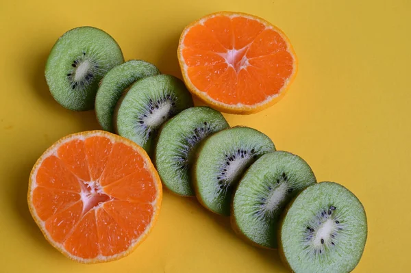 Schijfjes Rauwe Verse Kiwi Sinaasappel Tafel Van Dichtbij Bekeken — Stockfoto