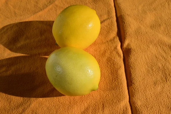 Citrons Frais Crus Sur Table Vue Rapprochée — Photo