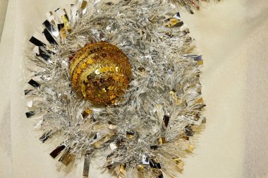 Işık arkaplanındaki Noel ağacı süslemeleri  