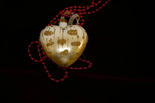 Świąteczna Bombka Koralikami Ciemnym Tle — Zdjęcie stockowe
