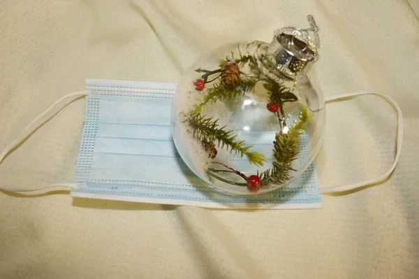 Χριστουγεννιάτικο Μπιχλιμπίδι Μάσκα Προσώπου Ελαφρύ Φόντο Έννοια Coronavirus — Φωτογραφία Αρχείου
