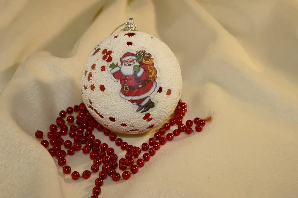 Natal Bugiganga Com Contas Árvore Fundo Claro — Fotografia de Stock