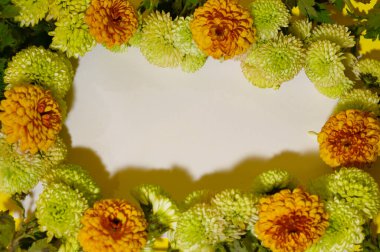 Sarı arka plan, yaz konsepti, yakın görüş üzerine boş beyaz kağıt ile güzel çiçekler çerçeve  