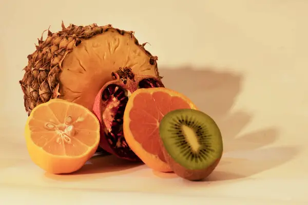 Piña Fresca Madura Cortada Con Kiwi Naranja Con Limón Granada — Foto de Stock