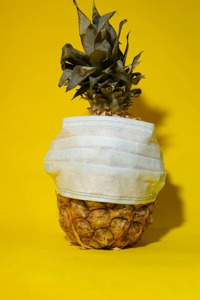 Färsk Mogen Ananas Med Vit Medicinmask Begreppet Coronavirus — Stockfoto