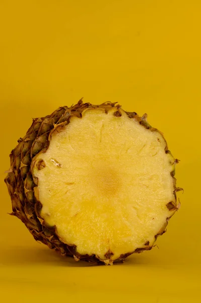 新鮮な熟したパイナップルを切り取り — ストック写真