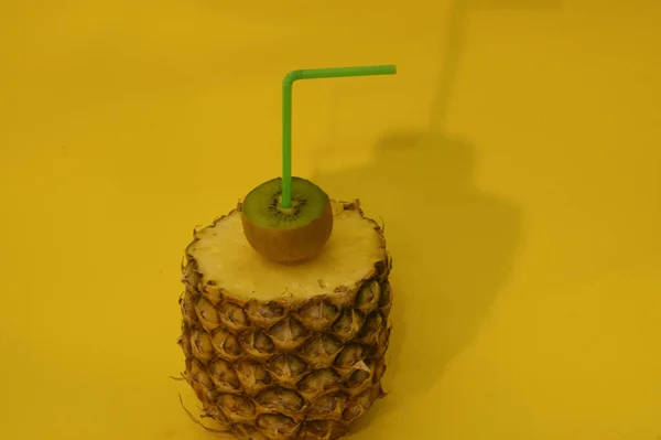 Cutted Frisk Moden Ananas Med Kiwi Halm Tæt Visning Sommer - Stock-foto