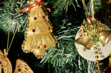 Ağaçtaki güzel Noel süsleri, tatil konsepti.  