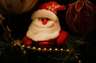 Ağaçtaki güzel Noel süsleri, tatil konsepti.  