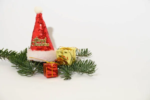 Подарочные Коробки Декор Дерева Санта Шапки Еловой Веткой Светлом Фоне — стоковое фото