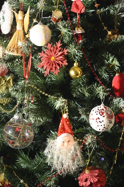Schöner Weihnachtsschmuck Baum Urlaubskonzept — Stockfoto