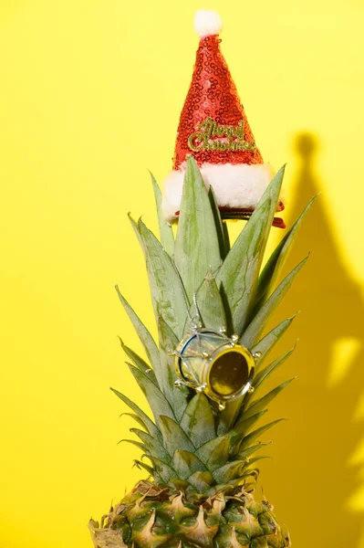 Piña Fresca Madura Con Decoraciones Árboles Navidad Vista Cercana —  Fotos de Stock