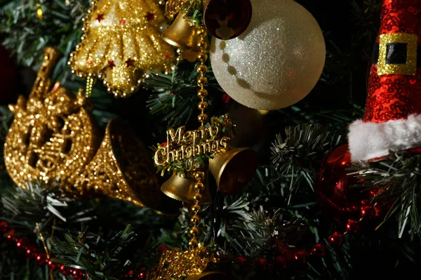 Όμορφα Χριστουγεννιάτικα Στολίδια Στο Δέντρο Έννοια Διακοπές — Φωτογραφία Αρχείου