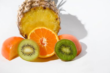 Hurma ve kivi parçalarıyla taze taze ananas, yakın görüş. 