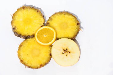 Portakal ve elma dilimli taze ananas, yakın görüş. 