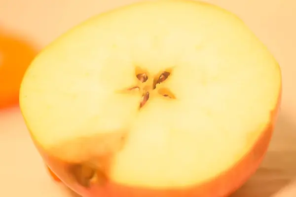 Scheibe Süßer Reifer Apfel Auf Dem Tisch Nahsicht — Stockfoto