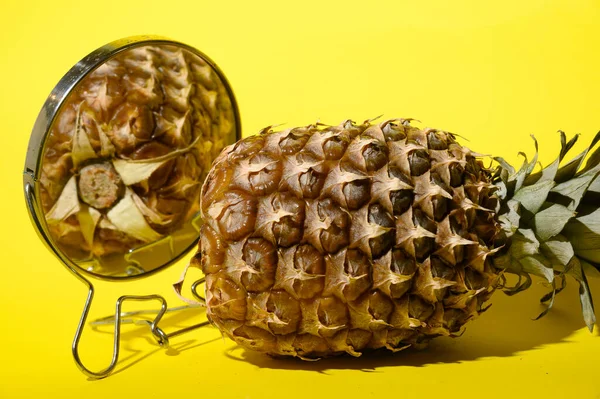 Fresh Ripe Pineapple Mirror Close View — Stock Photo, Image