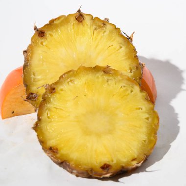 Beyaz arka planda hurma bulunan taze olgun ananas dilimleri, sağlıklı gıda konsepti, yakın görüş. 