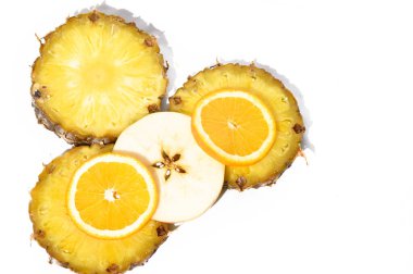 Taze olgun ananas ve elma dilimleri, beyaz arka planda portakal, sağlıklı gıda konsepti, yakın görüş. 