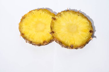 Beyaz arka planda taze olgun ananas dilimleri, sağlıklı gıda konsepti, yakın görüş. 