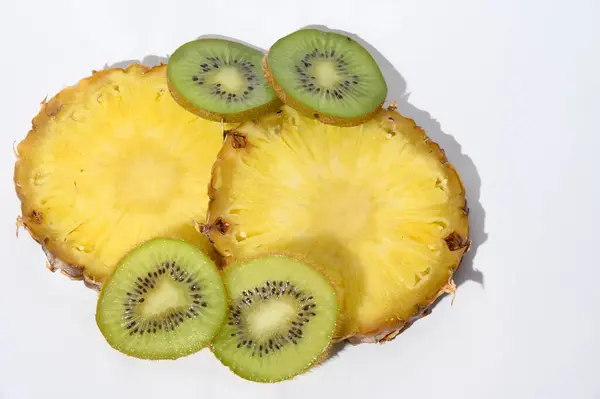 Schijfjes Verse Rijpe Ananas Kiwi Witte Achtergrond Gezonde Voeding Concept — Stockfoto