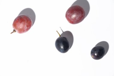 Beyaz arka planda taze kırmızı üzümler, yakın görüş, sağlıklı gıda konsepti 