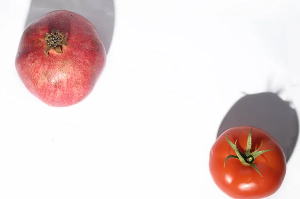 Frischer Reifer Roter Granatapfel Mit Tomate Auf Weißem Hintergrund Nahsicht — Stockfoto