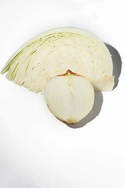 Scheiben Geschnittenes Frisches Reifes Kohl Mit Zwiebeln Auf Hellem Hintergrund — Stockfoto