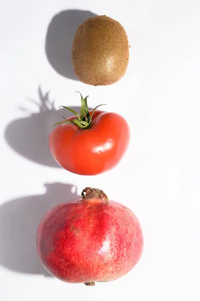 Frischer Reifer Roter Granatapfel Mit Tomate Und Kiwi Auf Weißem — Stockfoto