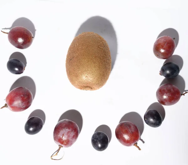 Raisins Rouges Frais Mûrs Avec Kiwi Sur Fond Blanc Vue — Photo