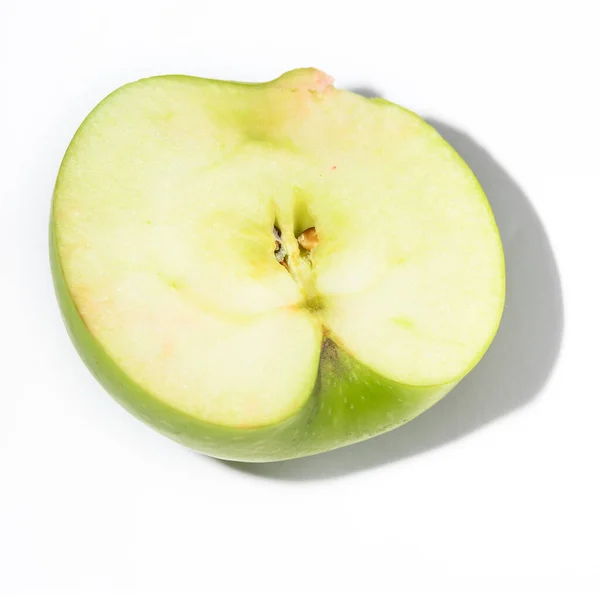 Hälfte Des Reifen Süßen Apfels Auf Dem Tisch Nahsicht — Stockfoto