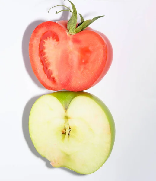 Hälfte Des Reifen Süßen Apfels Mit Tomate Auf Dem Tisch — Stockfoto