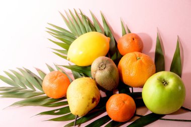 İki cennet de çeşit çeşit meyva ve salkımlarla doludur. 