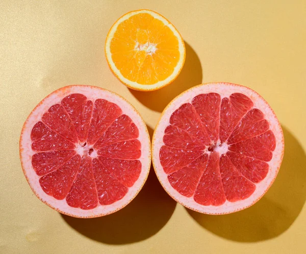 Sarı arka planda portakallı olgun greyfurt, yakın görüş. 