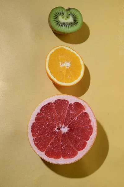 Süße Reife Grapefruit Mit Orange Und Kiwi Auf Gelbem Hintergrund — Stockfoto