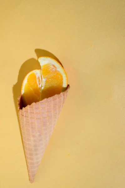 Свежий Апельсин Мороженое Вафельный Конус Близкий Вид — стоковое фото