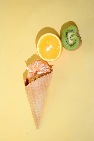 みかんとキウイにアイスワッフルコーンとフレッシュ熟したオレンジ 近いビュー — ストック写真