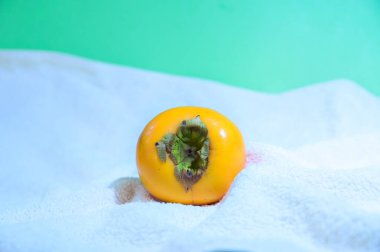 Beyaz havluda tatlı olgun hurma, yakın görüş. 